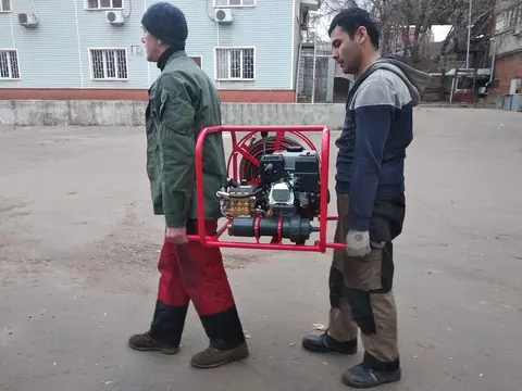 Двое сотрудников переносят УПВД за откидные ручки